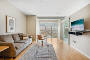 CozySuites Mill District with pool, gym #08